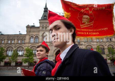 Moskau, Russland. 21. Mai 2017. Kinder besuchen die offizielle Zeremonie der rote Schals um den Hals zu binden, als Symbol für ihre Initiation in die jungen Pionier kommunistischen Jugendgruppe, in der Sowjetunion für Kinder 10-14 Jahre alt, in roten Platz in Moskau am 21. Mai 2017 erstellt. Einige drei Tausende Pioniere teilgenommen an der Zeremonie Stockfoto