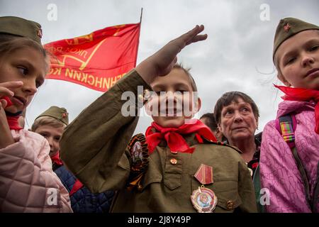 Moskau, Russland. 21.. Mai 2017. Kinder nehmen an der offiziellen Zeremonie Teil, bei der sie am 21. Mai 2017 rote Tücher um den Hals binden, was ihre Aufnahme in die kommunistische Jugendgruppe der Jungen Pioniere symbolisiert, die in der Sowjetunion für Kinder im Alter von 10-14 Jahren auf dem Roten Platz in Moskau gegründet wurde. An der Zeremonie nahmen etwa dreitausend Pioniere Teil. Die Inschrift auf dem Orden lautet: „Meinem geliebten Sohn“ Stockfoto