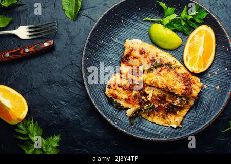 Schmackhafter gebackener Fisch, gebratener Hechtbarsch in Orangensauce. Stockfoto