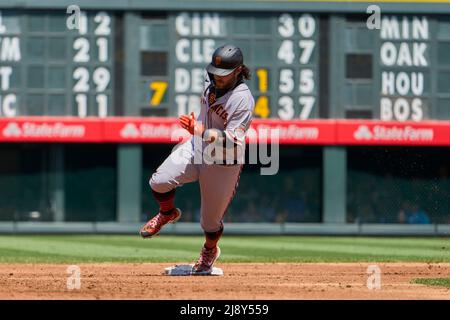 Denver CO, USA. 18.. Mai 2022. San Francisco Shortstop Brandon Crawford (35) betreibt die Basen während des Spiels mit Washington Nationals und Colorado Rockies im Coors Field in Denver Co. David Seelig/Cal Sport Medi. Kredit: csm/Alamy Live Nachrichten Stockfoto