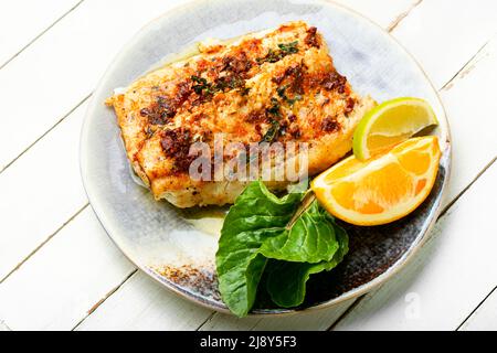 Appetitlich gebratener Fisch, gebratener Zander in Orangensauce. Stockfoto