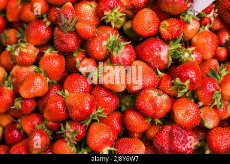 Übereinander liegende Erdbeeren, Erdbeerstruktur. Selektiver Fokus. Stockfoto