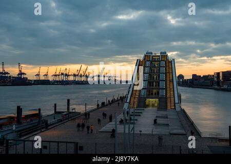 Hamburg, Elbe, Deutschland: Sonnenuntergang am Hafen vom Kreuzfahrthafen Altona. Blick auf das Bürogebäude „Dockland“ Stockfoto