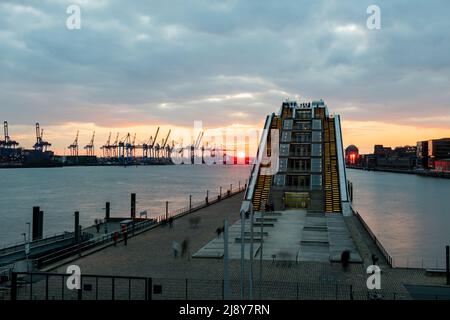 Hamburg, Elbe, Deutschland: Sonnenuntergang am Hafen vom Kreuzfahrthafen Altona. Blick auf das Bürogebäude „Dockland“ Stockfoto