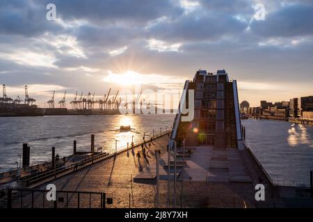 Hamburg, Elbe, Deutschland: Sonnenuntergang am Hafen vom Kreuzfahrthafen Altona. Blick auf das Bürogebäude „Dockland“ Stockfoto