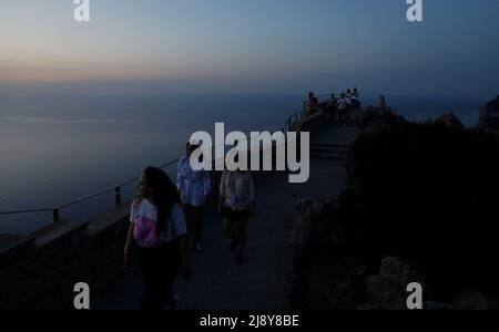 Pollenca, Spanien. 18.. Mai 2022. Touristen wandern in der Serra de Tramuntana, dem nördlichsten Teil der Insel Mallorca und einem der touristischsten Orte, über das Cap de Formentor. Viele Orte auf der Insel sind für ihre herrlichen Sonnenuntergänge bekannt. Quelle: Clara Margais/dpa/Alamy Live News Stockfoto
