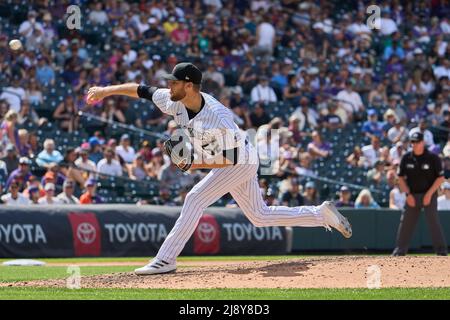 Denver CO, USA. 18.. Mai 2022. Der Colorado Pitcher Daniel Bard (52) wirft einen Pitch während des Spiels mit den Washington Nationals und den Colorado Rockies, das im Coors Field in Denver Co. David Seelig/Cal Sport Medi ausgetragen wird. Kredit: csm/Alamy Live Nachrichten Stockfoto