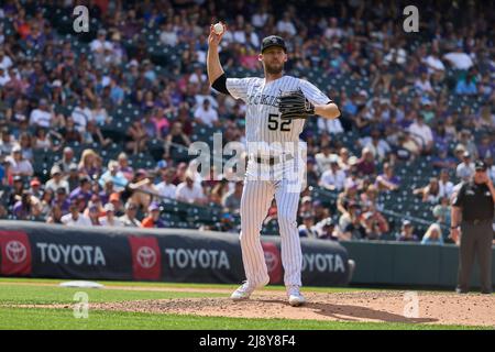 Denver CO, USA. 18.. Mai 2022. Der Colorado Pitcher Daniel Bard (52) wirft beim Spiel mit den Washington Nationals und den Colorado Rockies, das im Coors Field in Denver Co. Stattfand, den ersten Platz. David Seelig/Cal Sport Medi. Kredit: csm/Alamy Live Nachrichten Stockfoto