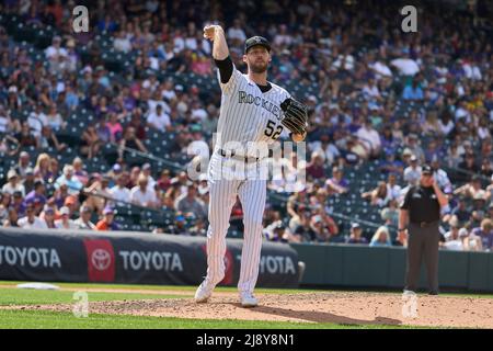 Denver CO, USA. 18.. Mai 2022. Der Colorado Pitcher Daniel Bard (52) wirft beim Spiel mit den Washington Nationals und den Colorado Rockies, das im Coors Field in Denver Co. Stattfand, den ersten Platz. David Seelig/Cal Sport Medi. Kredit: csm/Alamy Live Nachrichten Stockfoto