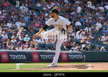 Denver CO, USA. 18.. Mai 2022. Der Colorado Pitcher Daniel Bard (52) wirft einen Pitch während des Spiels mit den Washington Nationals und den Colorado Rockies, das im Coors Field in Denver Co. David Seelig/Cal Sport Medi ausgetragen wird. Kredit: csm/Alamy Live Nachrichten Stockfoto