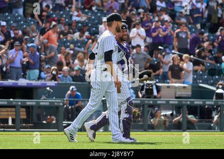 Denver CO, USA. 18.. Mai 2022. Der Colorado Pitcher Daniel Bard (52) erhält die Rettung während des Spiels mit den Washington Nationals und den Colorado Rockies, das im Coors Field in Denver Co. David Seelig/Cal Sport Medi ausgetragen wird. Kredit: csm/Alamy Live Nachrichten Stockfoto