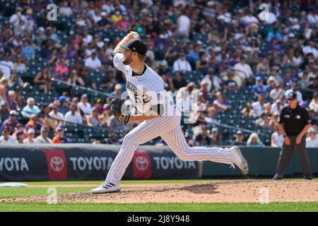 Denver CO, USA. 18.. Mai 2022. Der Colorado Pitcher Daniel Bard (52) wirft einen Pitch während des Spiels mit den Washington Nationals und den Colorado Rockies, das im Coors Field in Denver Co. David Seelig/Cal Sport Medi ausgetragen wird. Kredit: csm/Alamy Live Nachrichten Stockfoto