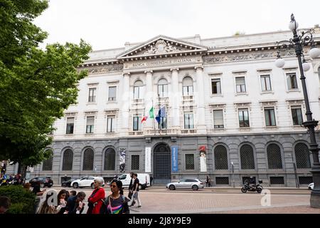 Banca Commerciale Italiana (BCI-Palast) in Mailand, auf der Piazza della Scala. Flaggen der italienischen und der Europäischen Union auf dem historischen Gebäude. Stockfoto