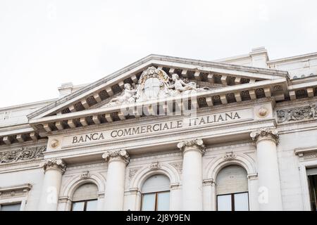 Banca Commerciale Italiana (BCI-Palast) in Mailand, auf der Piazza della Scala. Flaggen der italienischen und der Europäischen Union auf dem historischen Gebäude. Stockfoto