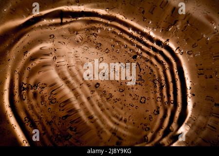 Kreative Wellen auf abstraktem braunem Hintergrund. Abstrakte verschwommene Muster. Stockfoto