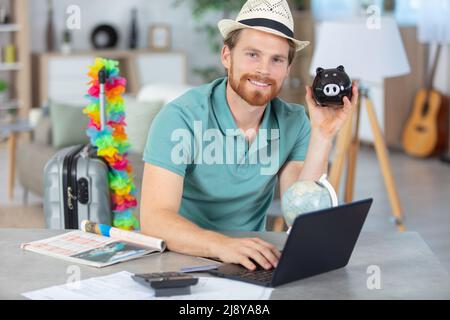 Junger, gutaussehender Mann, der seine nächsten Ferien plant Stockfoto