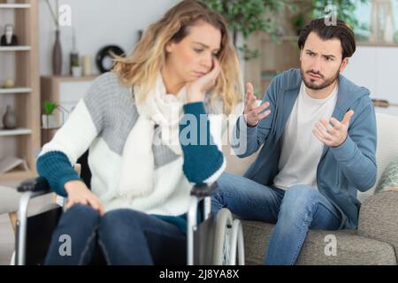 Wütend Paar kämpfen auf einer Couch zu Hause sitzen Stockfoto