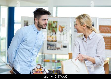 Zwei Peopele im Gespräch in einem Künstlerworkshop Stockfoto