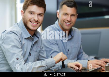 Zwei Architekten diskutieren im Büro über Entwürfe Stockfoto