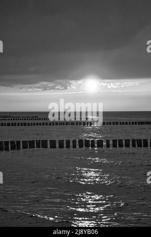 Sonnenuntergang in schwarz-weiß an der Ostsee. Meer, Bohne kräftige Farben. Urlaub am Strand. Romantische Stimmung auf dem darss. Foto im Landscape-Bild. Stockfoto