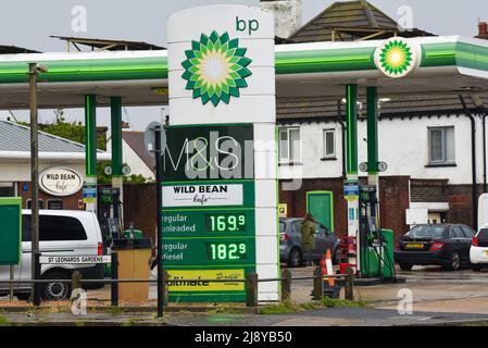 Brighton UK 19. May 2022 - hohe Kraftstoffpreise an einer BP-Tankstelle an der Küste von Hove, da sich die Lebenshaltungskrise in Großbritannien verschärft. Rishi Sunak der Schatzkanzler wird unter Druck gesetzt, eine Windfallsteuer für die Energieunternehmen zu erheben : Credit Simon Dack / Alamy Live News Stockfoto