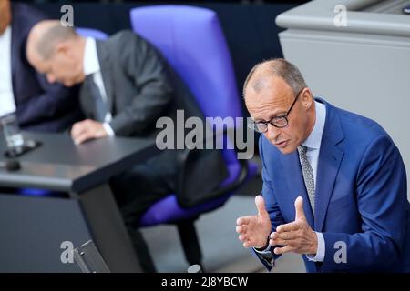 Berlin, Deutschland. 19.. Mai 2022. Friedrich Merz, CDU-Bundespräsident und CDU/CSU-Fraktionschef, spricht im Bundestag neben Bundeskanzler Olaf Scholz (SPD) nach der Regierungserklärung der Bundeskanzlerin zum bevorstehenden EU-Gipfel. Quelle: Kay Nietfeld/dpa/Alamy Live News Stockfoto