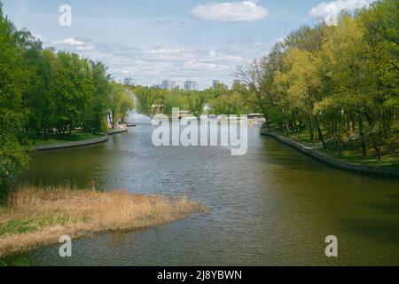 Moskauer Park in der Nähe von VDNKh. Sommerwetter. Waschbecken. Wohngebäude im Hintergrund. Hochwertige Fotos Stockfoto