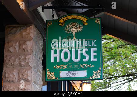 The Oregon Public House, 700 NE Dekor St, Portland Storefront Foto einer Bar in Woodlawn mit Erlösen zur Unterstützung verschiedener gemeinnütziger Organisationen, Oregon Stockfoto