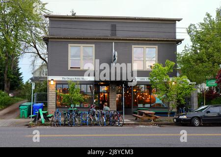 The Oregon Public House, Village Ballroom, 700 NE Dekor St, Portland, Foto einer Bar mit Erlösen zur Unterstützung verschiedener gemeinnütziger Organisationen, Oregon Stockfoto