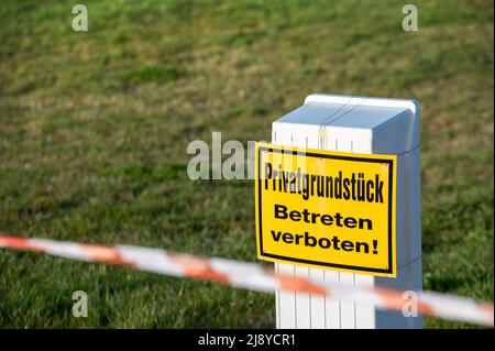 Verbarrikadierte Baustelle mit einem Warnschild mit dem Text 'Privateigentum - kein Betreten!' In deutscher Sprache Stockfoto