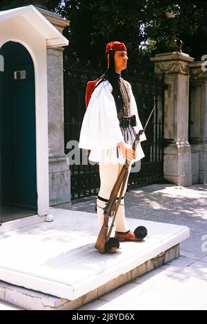 Griechischer Soldat der Präsidentengarde oder Evzone im Wachdienst, Athen, Griechenland 1964 Stockfoto