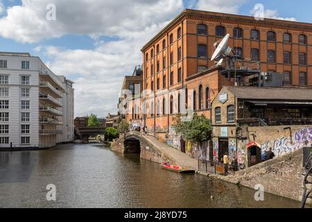Das große rote Backsteingebäude, das einst ein Lagerhaus war und heute zu Büroflächen am Ufer des Regent-Kanals in Camden umgebaut wurde. Stockfoto