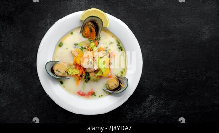 Cremige Fischsuppe mit Lachs und Meeresfrüchten Stockfoto