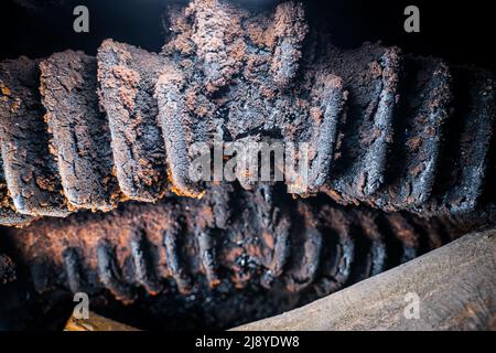 Harz und Ruß auf den Rohren eines Festbrennstoffkessels in Nahaufnahme Stockfoto