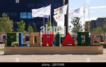 Almere, Niederlande - Mai 11 2022 Floriade. Am Eingang gibt es riesige Buchstaben, die 'Floriade' buchstabieren. Dahinter Flaggen, um den Eingang zu markieren Stockfoto