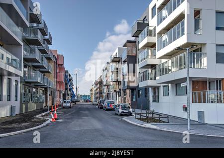 Reykjavik, Island, 25. April 2022: Straße mit fast oder vor kurzem fertiggestellten Gebäuden in einem neuen Viertel neben dem Flughafen Vatmsmyri Stockfoto