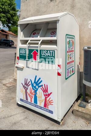 Dogliani, Italien - 17. Mai 2022: Recycling-Center-Sammelbox für die Sammlung gebrauchter Kleidung Stockfoto