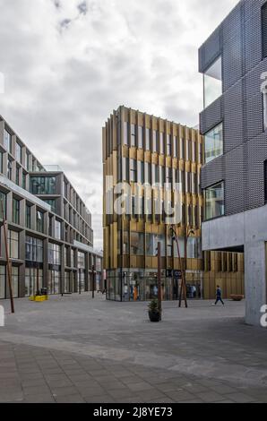 Reykjavik, Island, 25. April 2022: Fußgängerzone mit modernen Einzelhandelsgebäuden mit Beton- und Metallfassaden in den vergangenen Jahren wurde die Hafnartorg A fertiggestellt Stockfoto