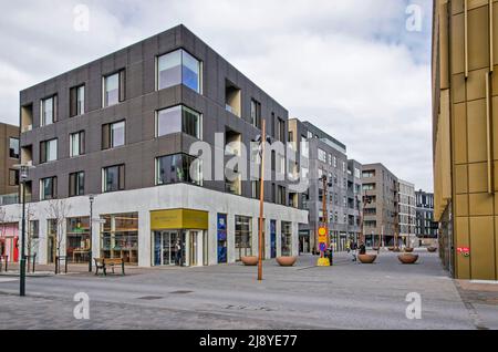 Reykjavik, Island, 25. April 2022: Fußgängereinkaufsstraße mit modernen Einzelhandelsgebäuden im kürzlich fertiggestellten Hafnartorg-Gebiet Stockfoto