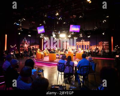 Berlin, Deutschland. 13.. Mai 2022. Studioatmosphäre während der Talkshow 'Riverboat Berlin' im RBB-Studio in Berlin-Charlottenburg. Quelle: XAMAX/dpa/Alamy Live News Stockfoto