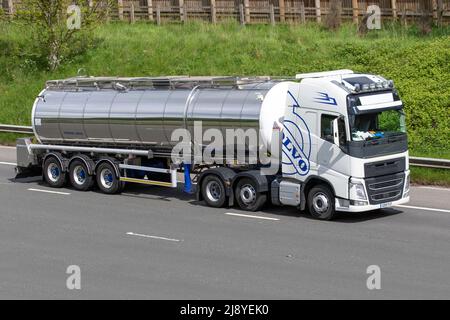 2019 weißer Volvo FH500 6X2T PA XHSL 12777cc Dieseltraktoreinheit und Notfall-859-Trinkwassertanker. Liquiline – speziell für Trinkwasser bestimmte Tanker mit hoher Spezifikation, die auf der Autobahn M6 in Großbritannien gefahren werden Stockfoto