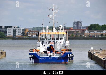 Hybrid-angetriebener Wassereinspritzbagger Mersey arbeitet an der KGV Lock in London Stockfoto