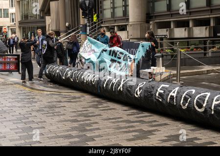 London, Großbritannien. 19.. Mai 2022. Protest des Small Extinction Rebellion (XR) vor der Jahresversammlung von Lloyds of London, die zwar weitgehend virtuell war, aber unter strengem Schutz stand.Quelle: Ian Davidson/Alamy Live News Stockfoto