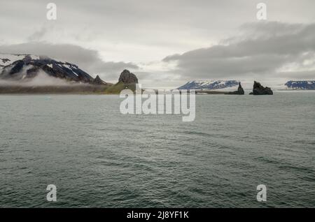 Cape Tegethoff auf Hall Island, Franz Josef Land, das durch einen erosionsresistenten Kreideeich gebildet wird Stockfoto