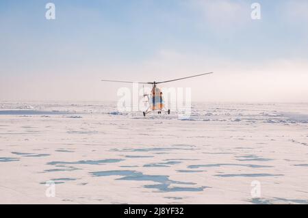 Ein Hubschrauber landet auf dem 50 Years of Victory (50 Let Pobedy) Nuklear-Eisbrecher Stockfoto