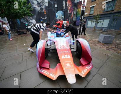 Anlässlich der Rückkehr des E-Prix von London 2022 am 30. Und 31. Juli wird im New Inn Yard, Shoreditch, East London, ein Formel-E-Spray des Graffiti-Künstlers Cenz enthüllt, dessen Tickets heute erhältlich sind. Bilddatum: Donnerstag, 19. Mai 2022. Stockfoto