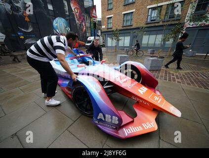 Anlässlich der Rückkehr des E-Prix von London 2022 am 30. Und 31. Juli wird im New Inn Yard, Shoreditch, East London, ein Formel-E-Spray des Graffiti-Künstlers Cenz enthüllt, dessen Tickets heute erhältlich sind. Bilddatum: Donnerstag, 19. Mai 2022. Stockfoto