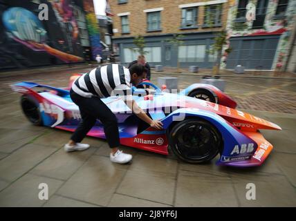 Anlässlich der Rückkehr des E-Prix von London 2022 am 30. Und 31. Juli wird im New Inn Yard, Shoreditch, East London, ein Formel-E-Spray des Graffiti-Künstlers Cenz enthüllt, dessen Tickets heute erhältlich sind. Bilddatum: Donnerstag, 19. Mai 2022. Stockfoto