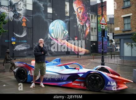 Mit Tickets, die heute im VorverkaufeGraffiti-Künstler im Osten Londons, Mr. Cenz, neben einem Formel-E-Auto posiert, das er bei seiner Enthüllung im New Inn Yard, Shoreditch, East London, besprüht hat, um die Rückkehr des London E-Prix 2022 am 30. Und 31. Juli zu markieren. Bilddatum: Donnerstag, 19. Mai 2022. Stockfoto