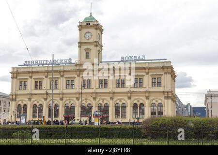 Moskau, Russland - 18. Mai: Leningradsky Bahnhof, bewölktes Wetter Stockfoto